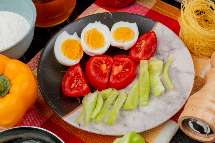 Obrok koji se sastoji od kuvanih jaja i naseckanog povrća
